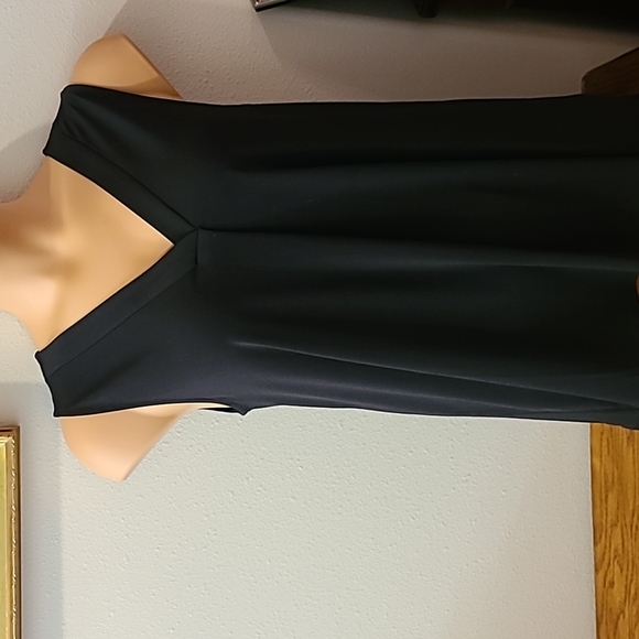 Premise Tops - Premise women's v-neck sleeveless knit top